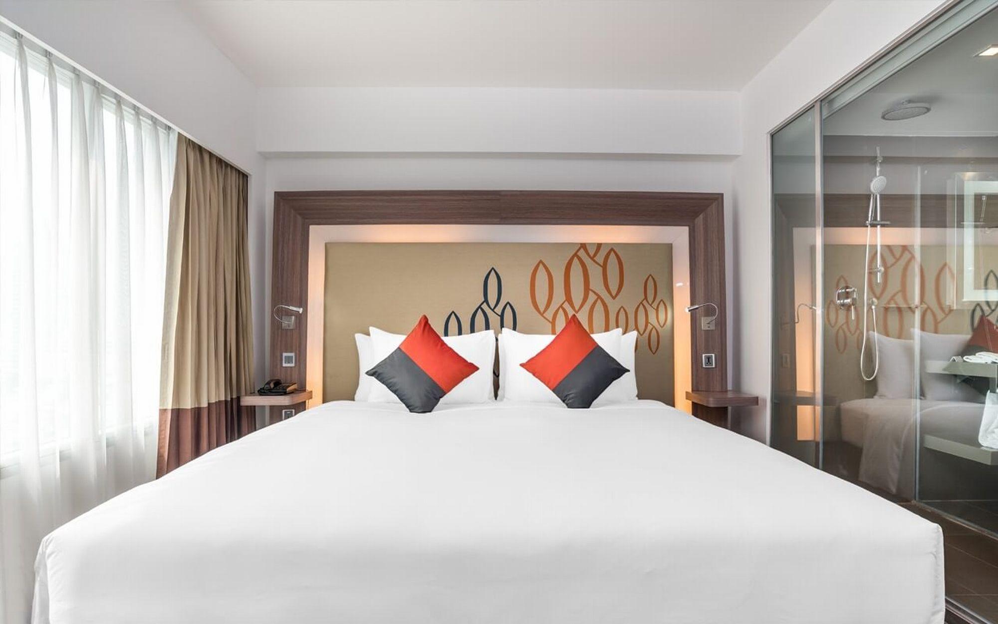 Hilton Garden Inn Bangkok Silom Экстерьер фото