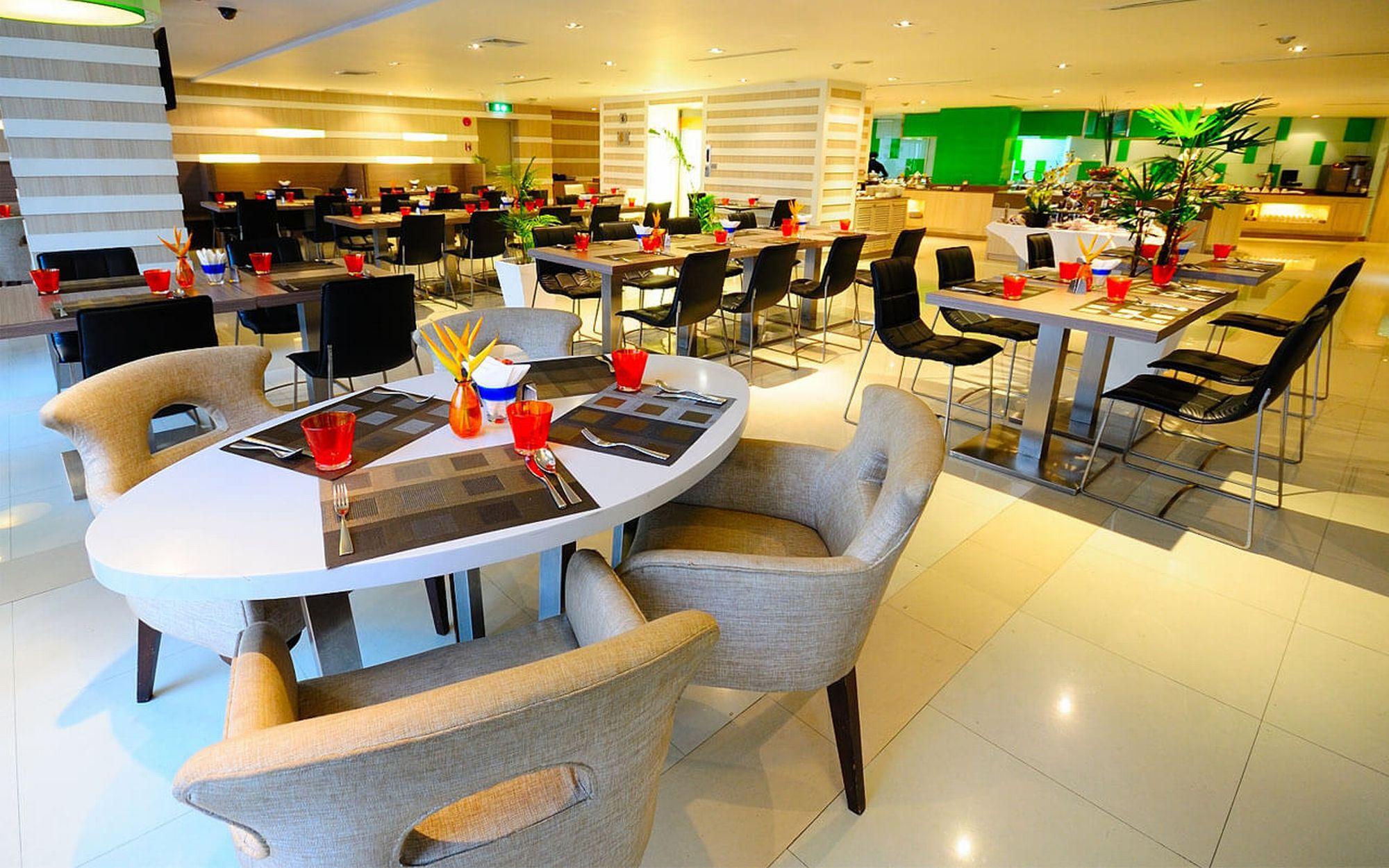 Hilton Garden Inn Bangkok Silom Экстерьер фото