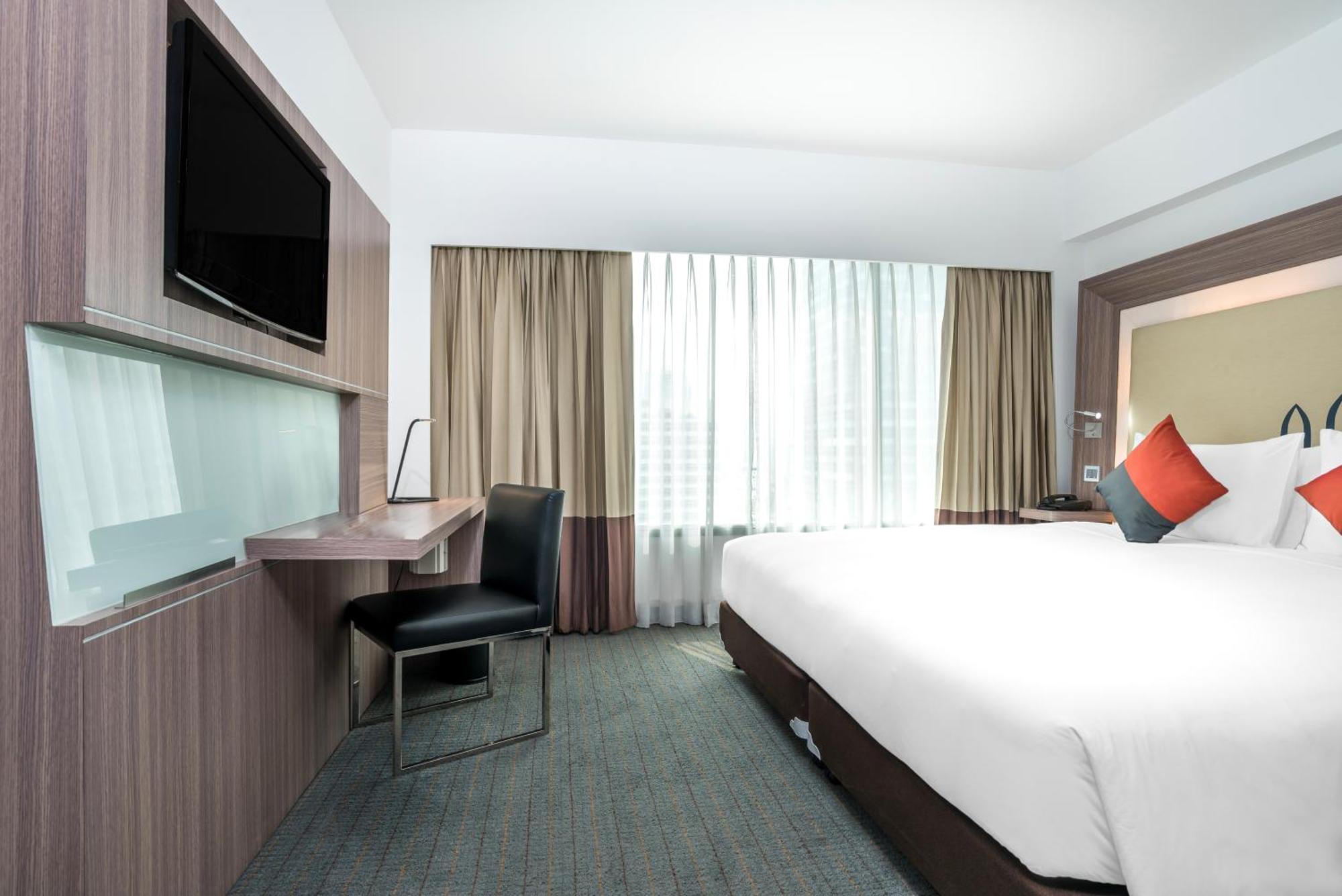 Hilton Garden Inn Bangkok Silom Экстерьер фото