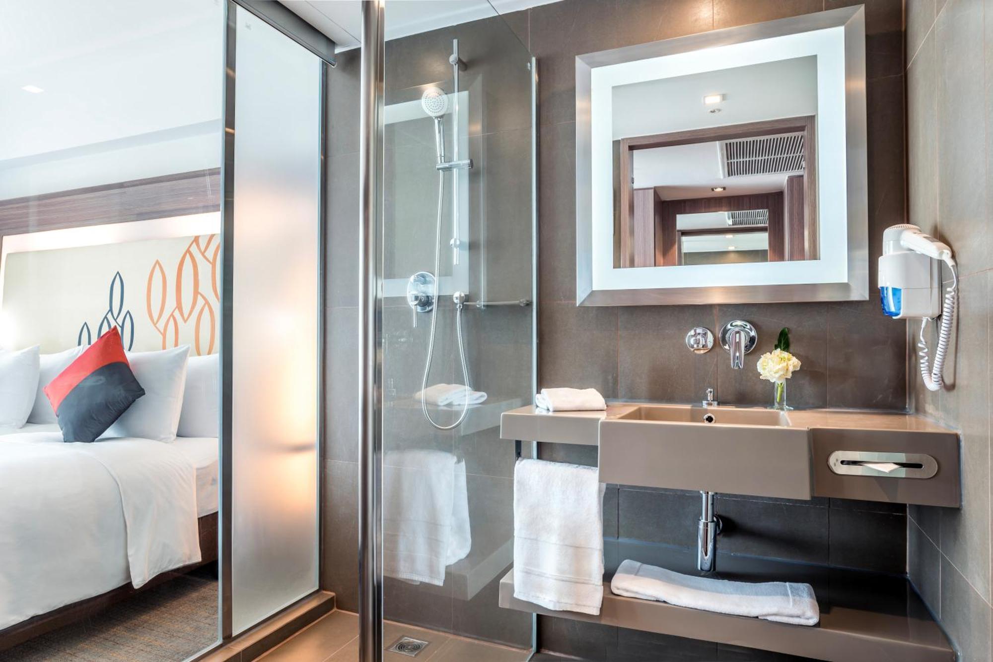 Hilton Garden Inn Bangkok Silom Экстерьер фото