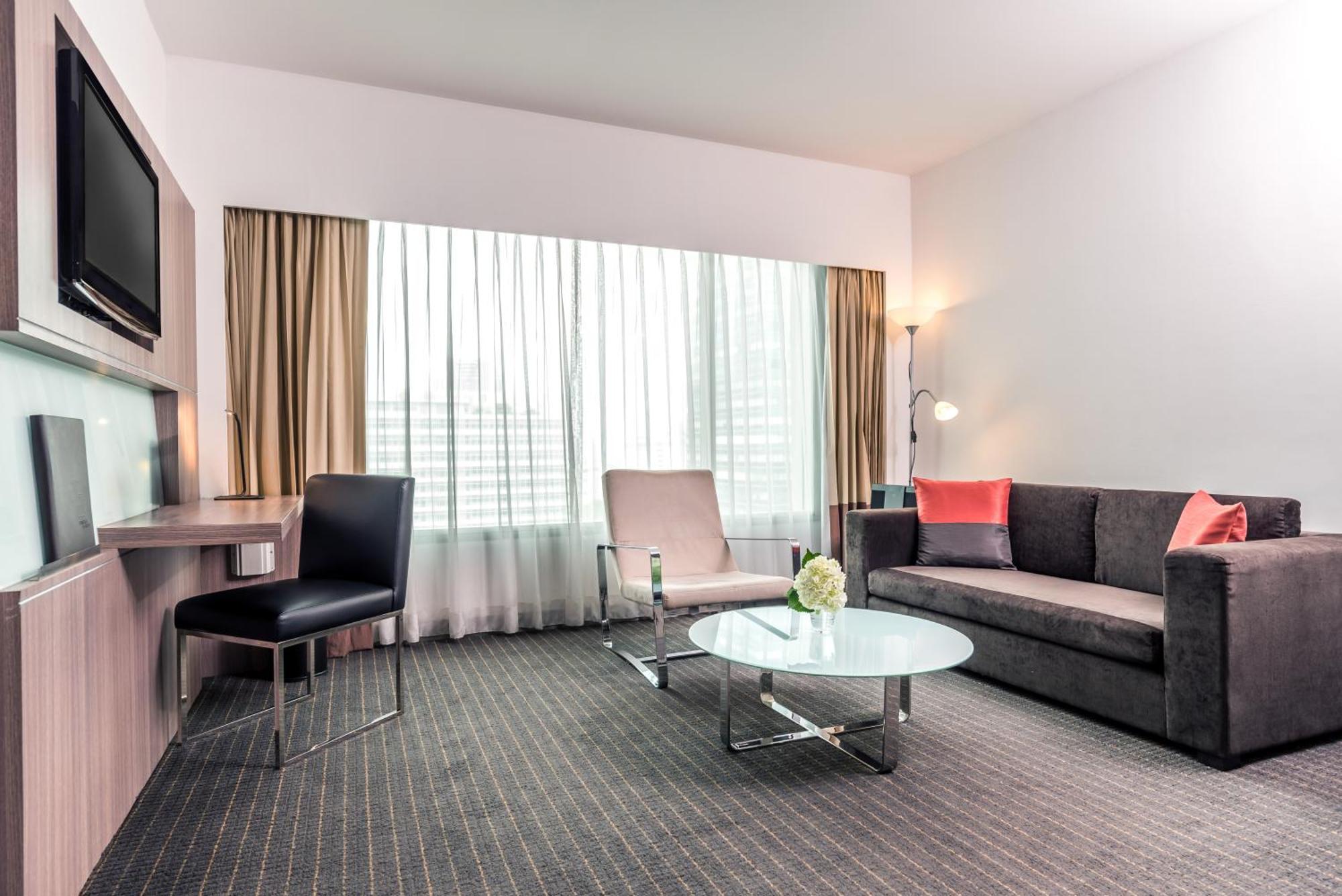 Hilton Garden Inn Bangkok Silom Экстерьер фото