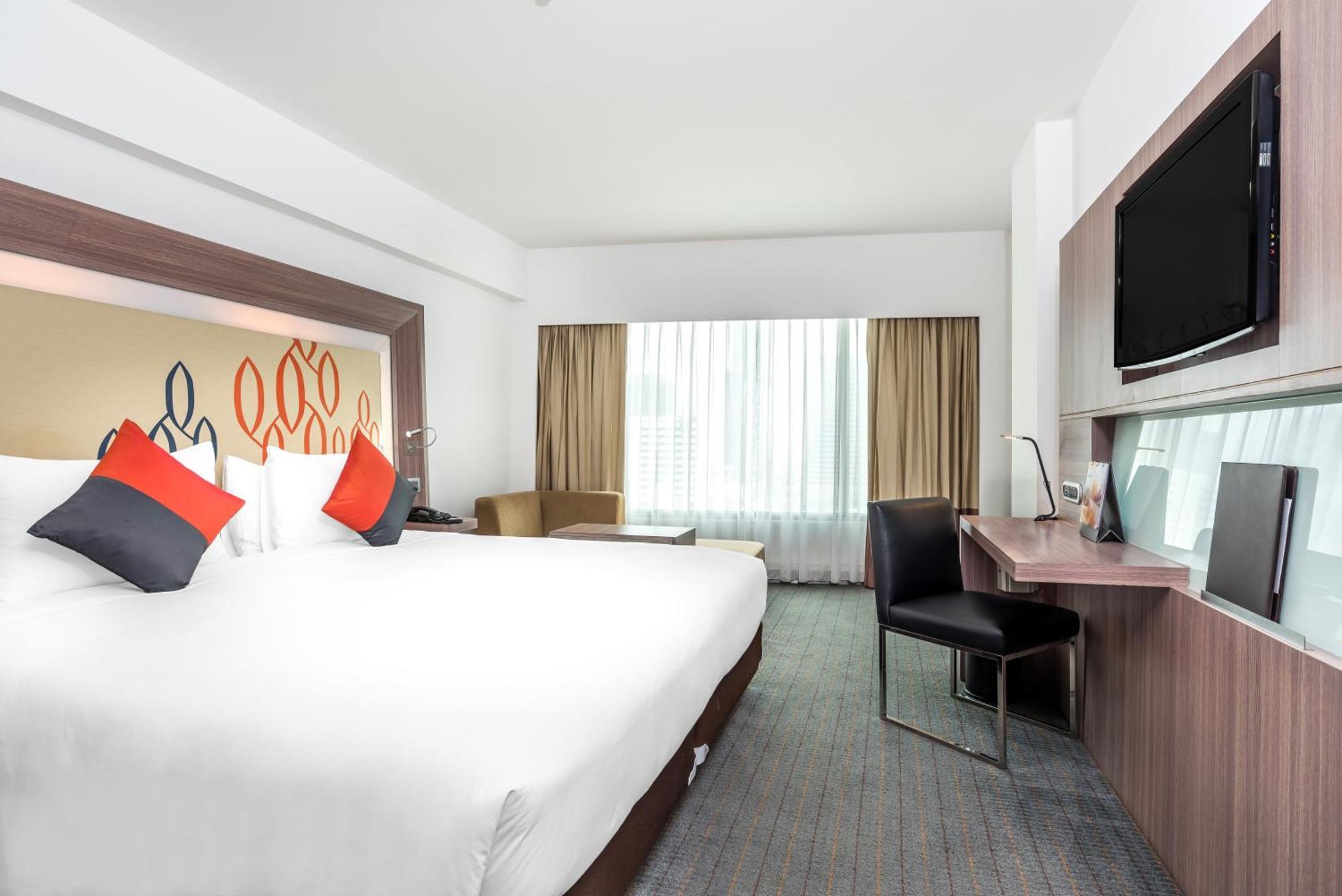 Hilton Garden Inn Bangkok Silom Экстерьер фото