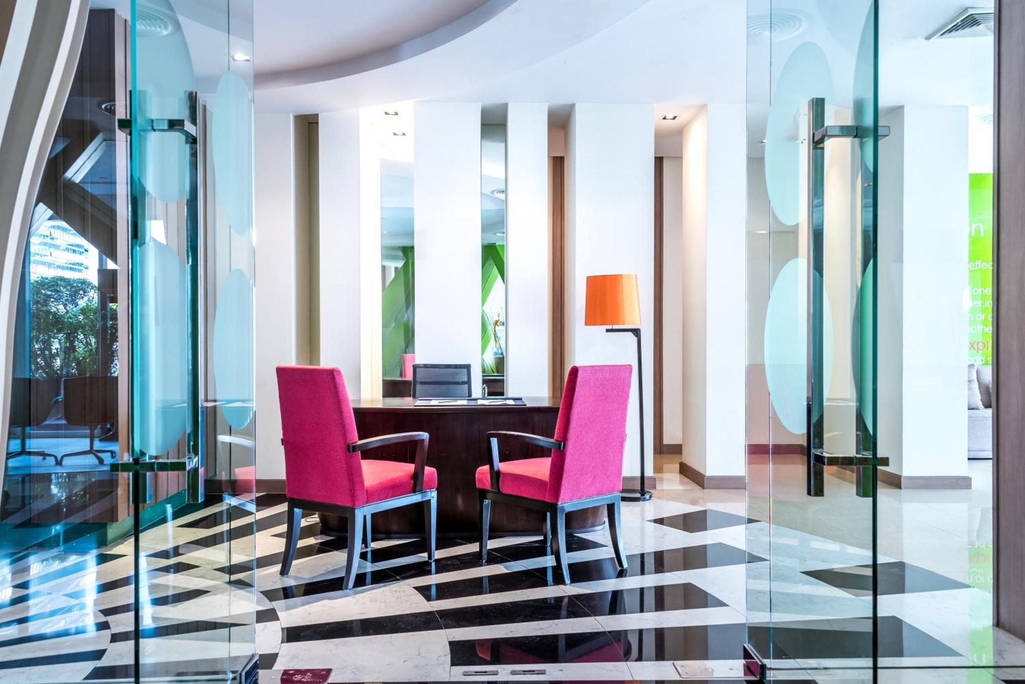 Hilton Garden Inn Bangkok Silom Экстерьер фото