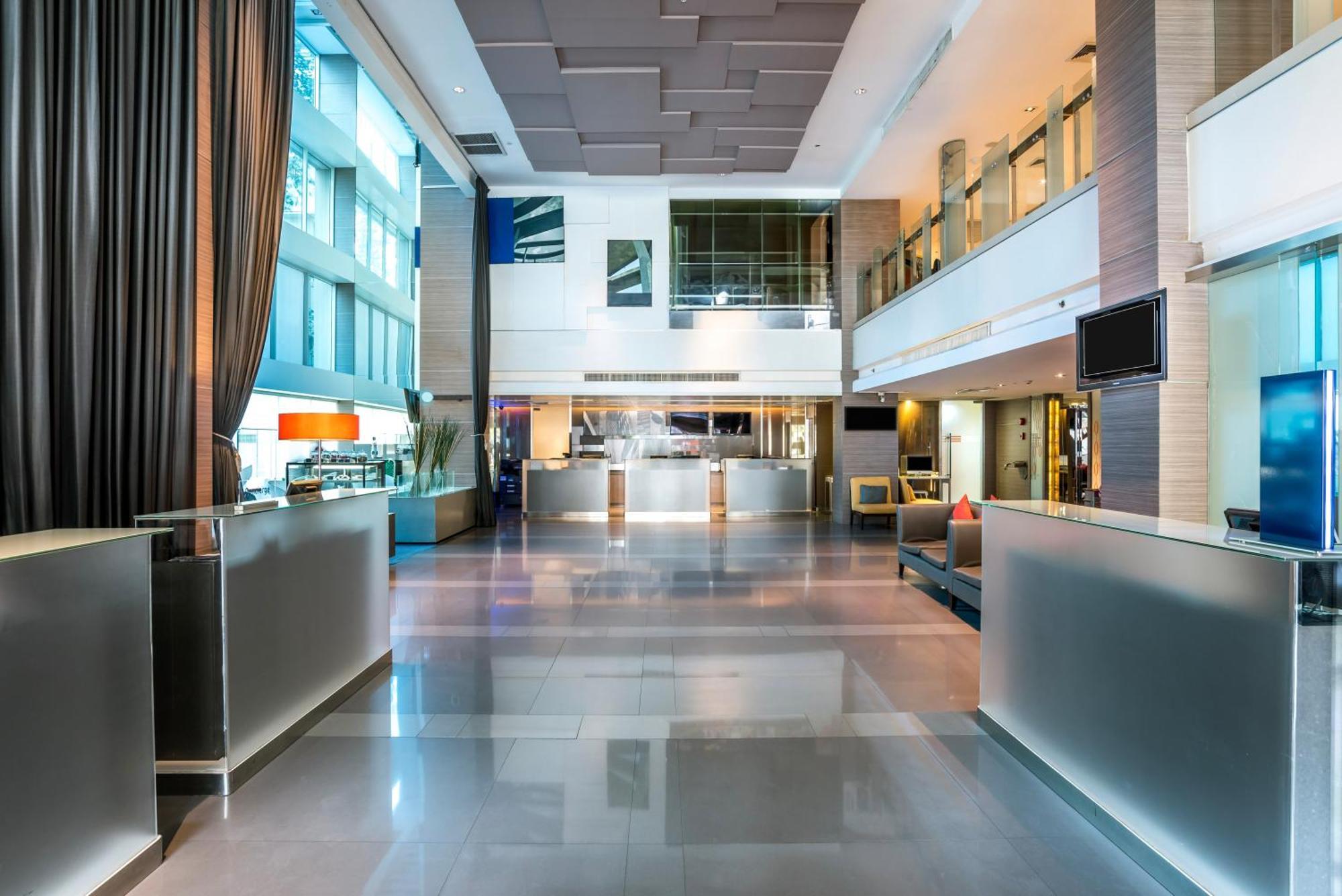 Hilton Garden Inn Bangkok Silom Экстерьер фото