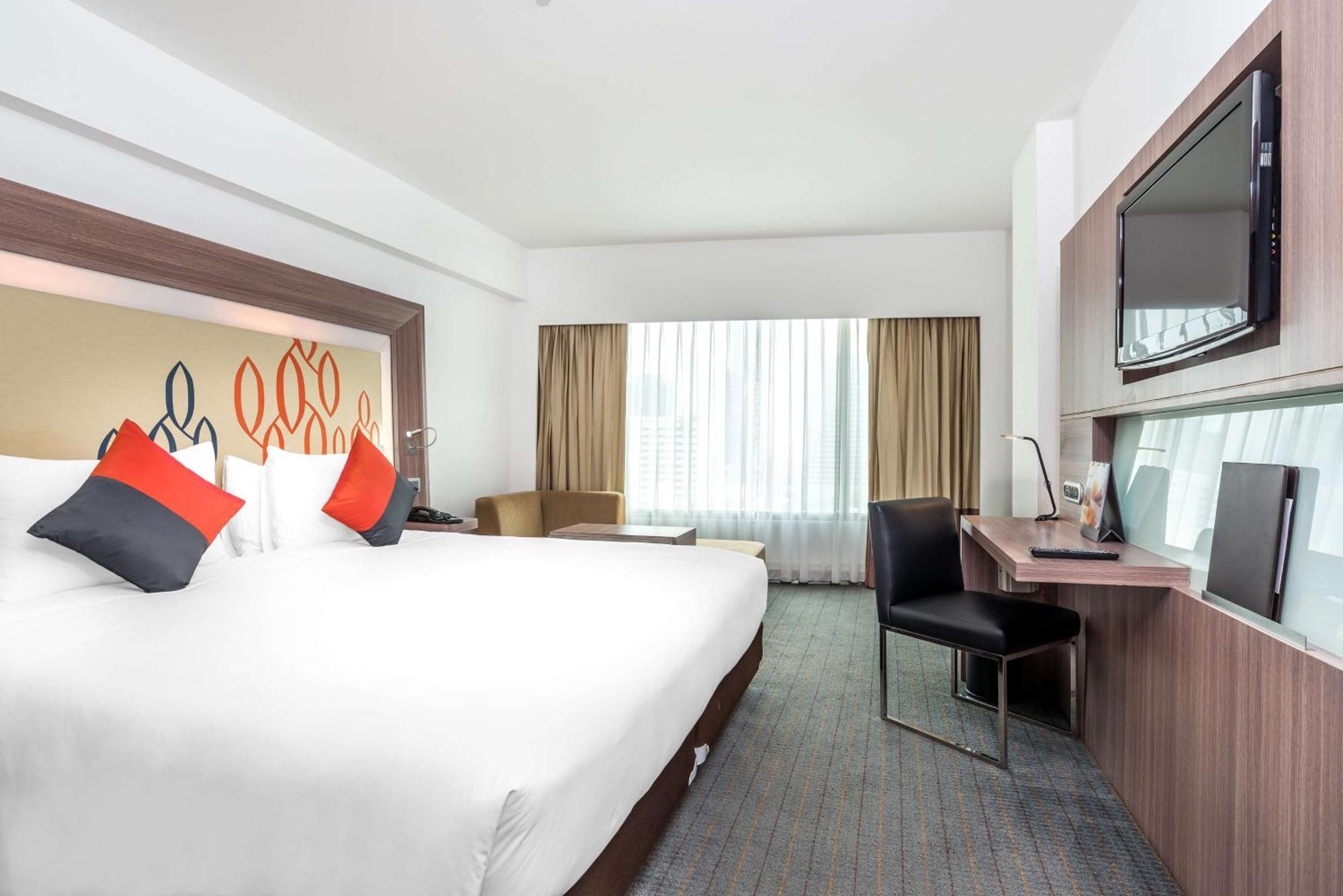 Hilton Garden Inn Bangkok Silom Экстерьер фото
