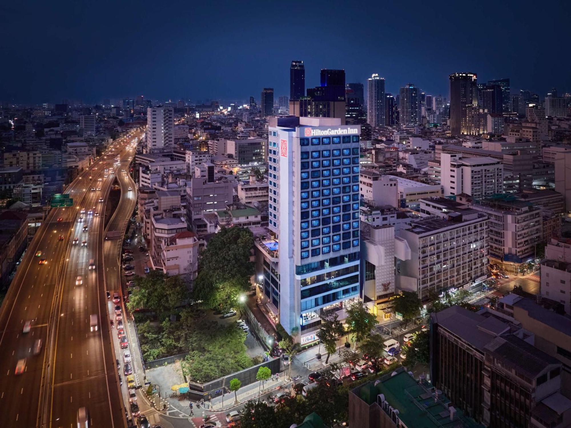 Hilton Garden Inn Bangkok Silom Экстерьер фото