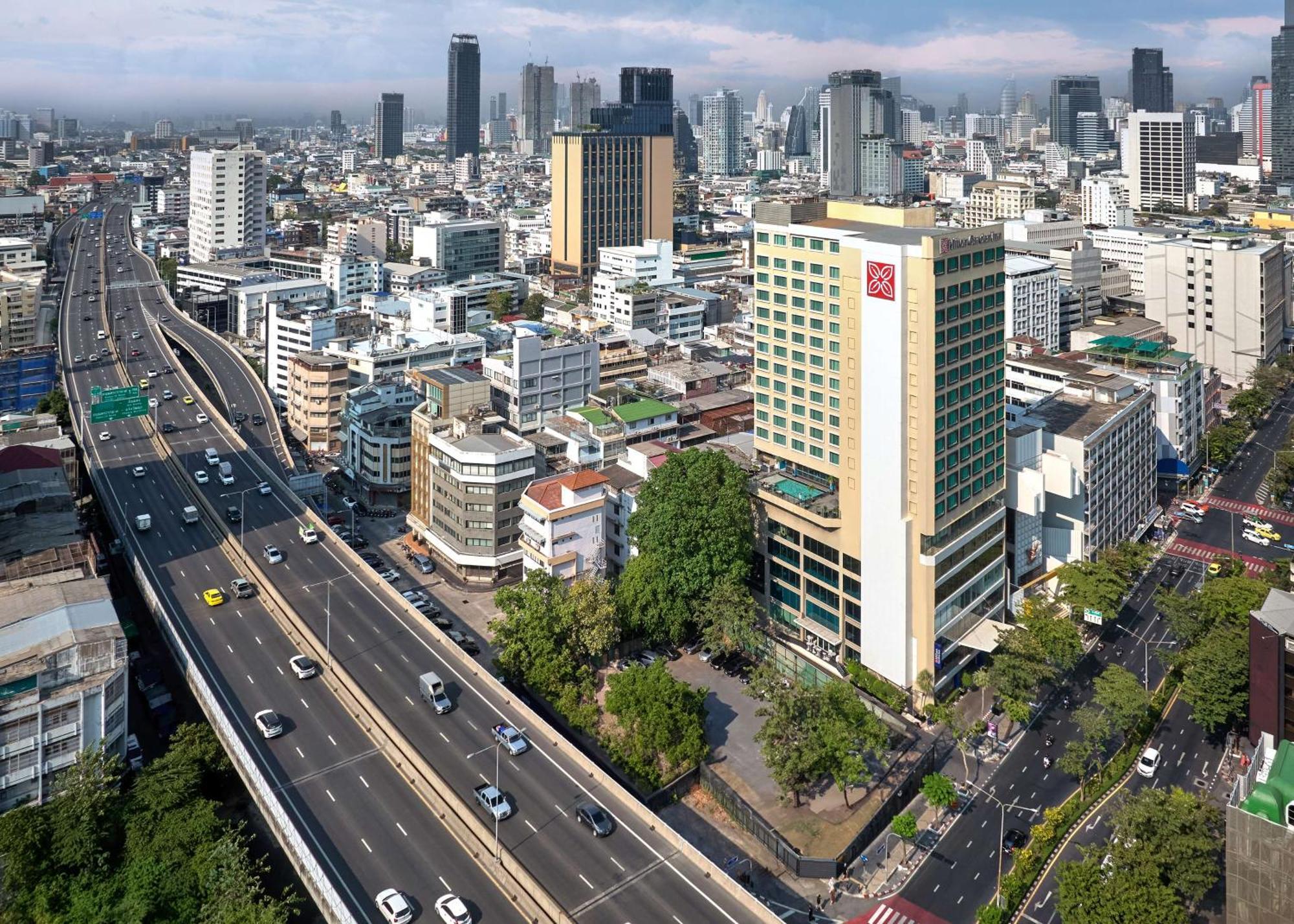 Hilton Garden Inn Bangkok Silom Экстерьер фото
