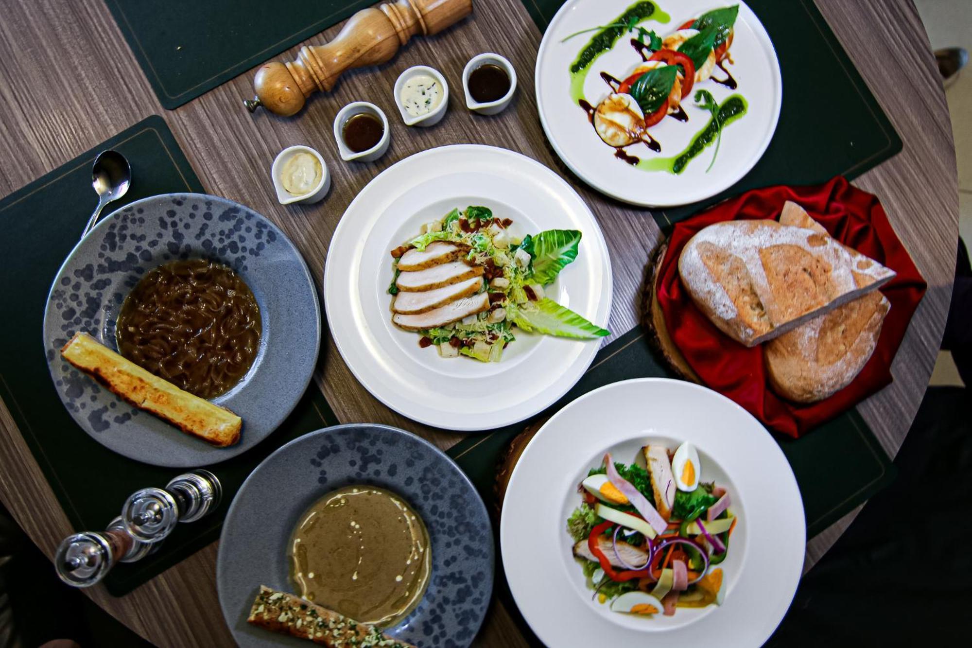 Hilton Garden Inn Bangkok Silom Экстерьер фото