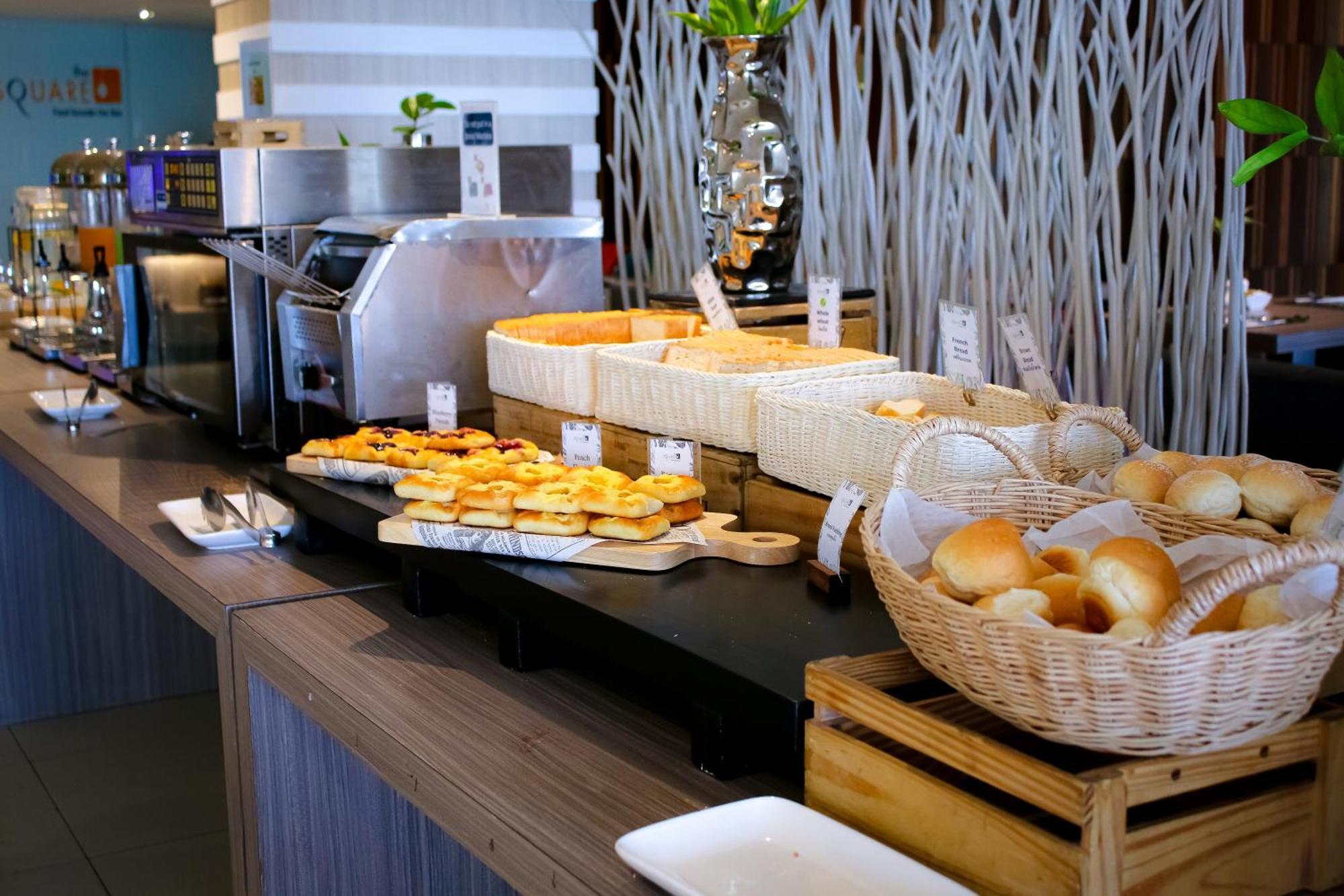 Hilton Garden Inn Bangkok Silom Экстерьер фото