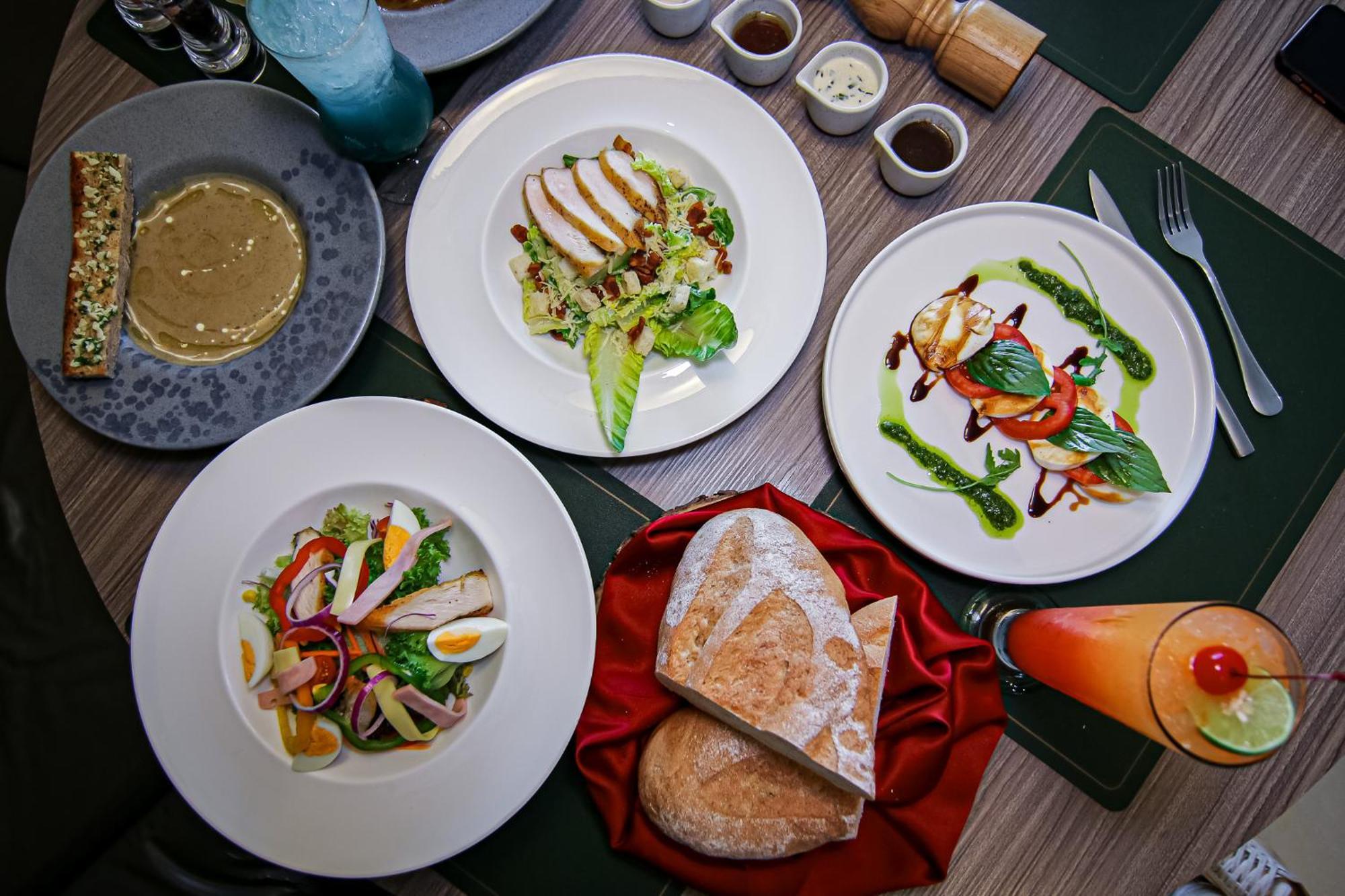 Hilton Garden Inn Bangkok Silom Экстерьер фото