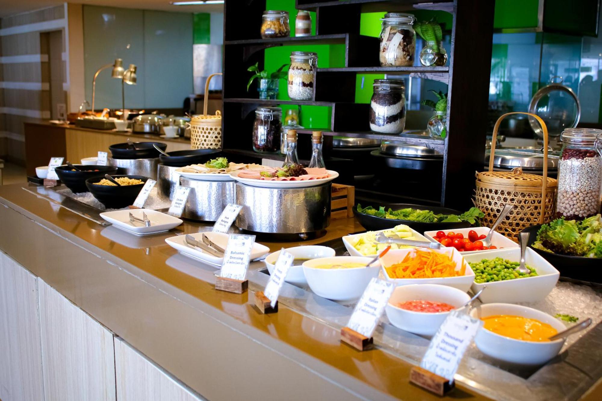 Hilton Garden Inn Bangkok Silom Экстерьер фото