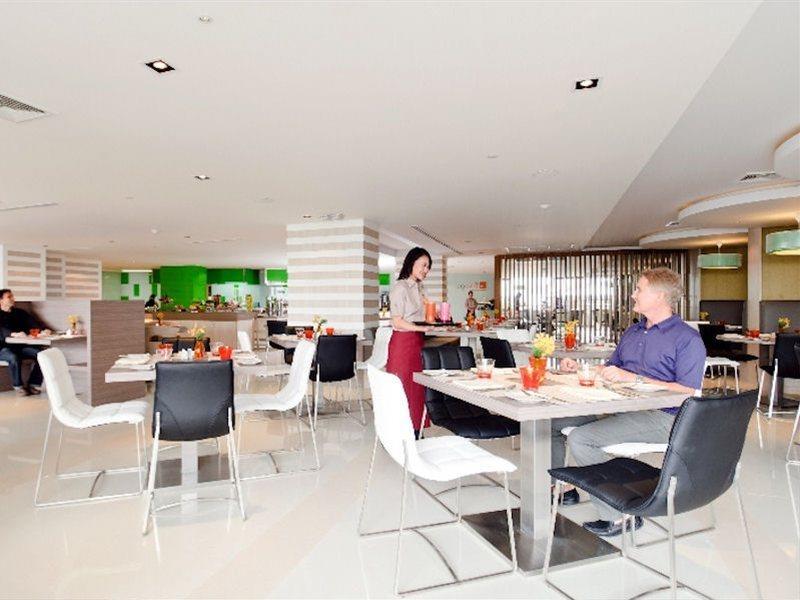 Hilton Garden Inn Bangkok Silom Экстерьер фото