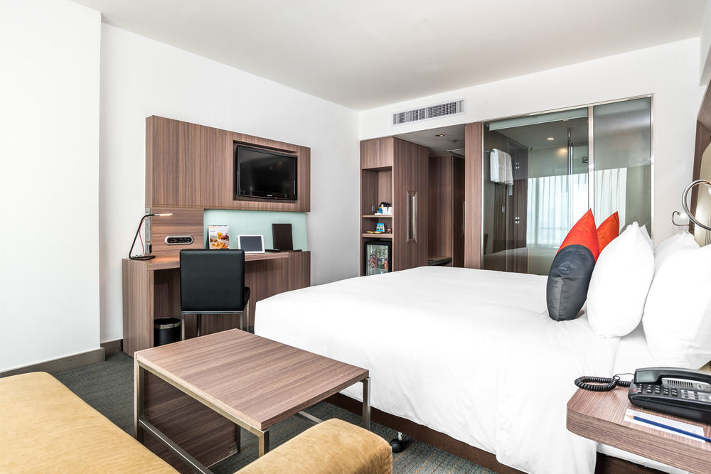Hilton Garden Inn Bangkok Silom Экстерьер фото
