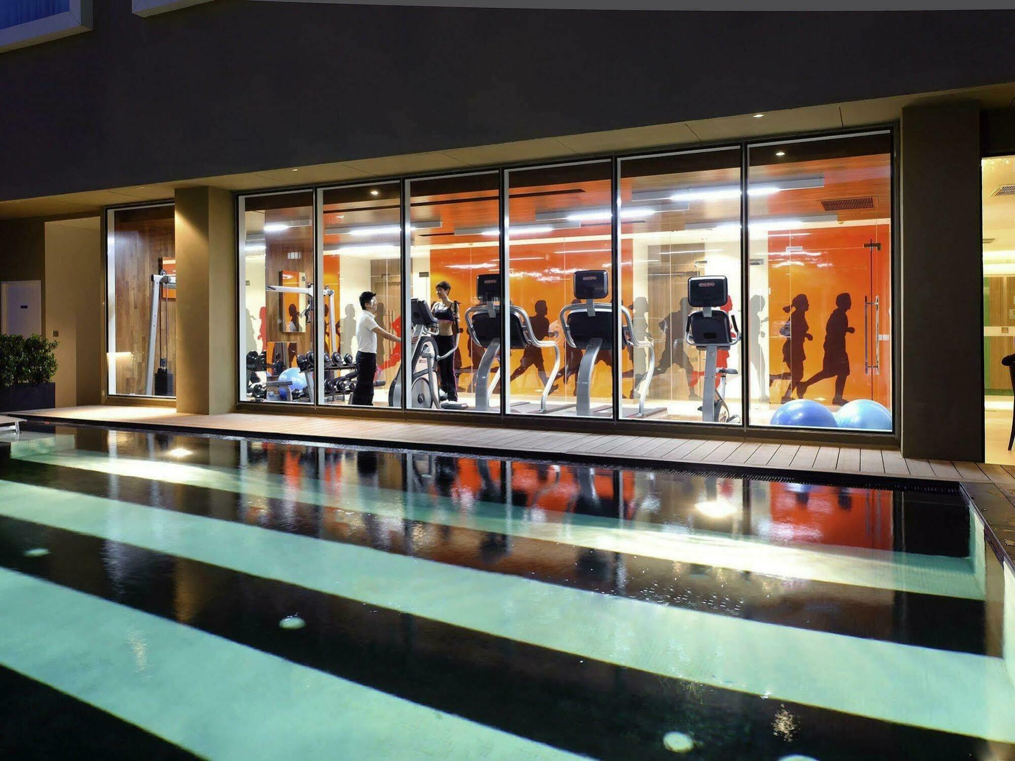 Hilton Garden Inn Bangkok Silom Экстерьер фото