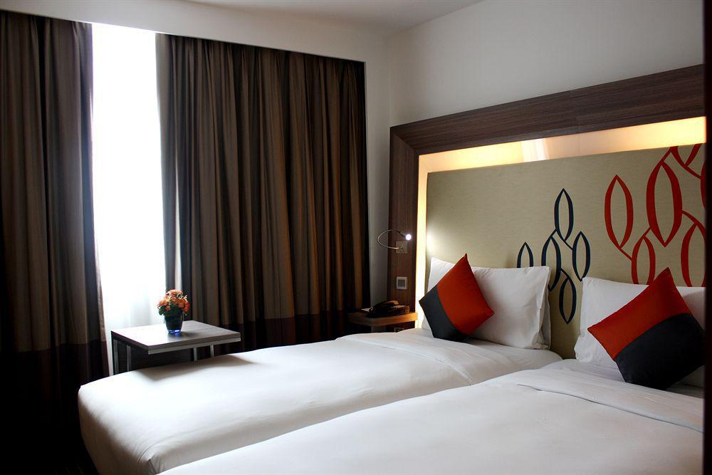 Hilton Garden Inn Bangkok Silom Экстерьер фото