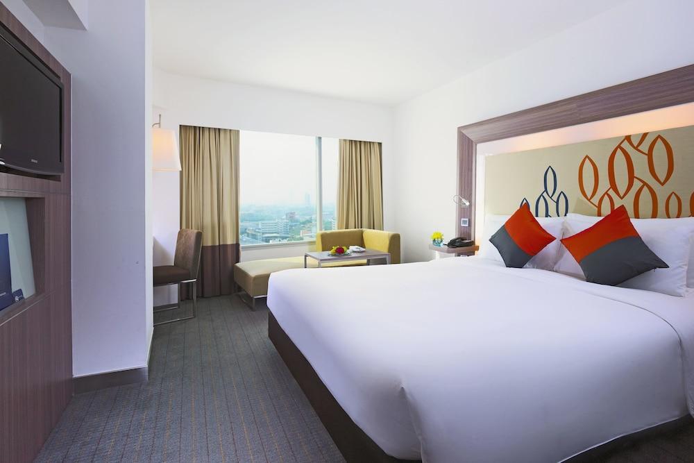 Hilton Garden Inn Bangkok Silom Экстерьер фото